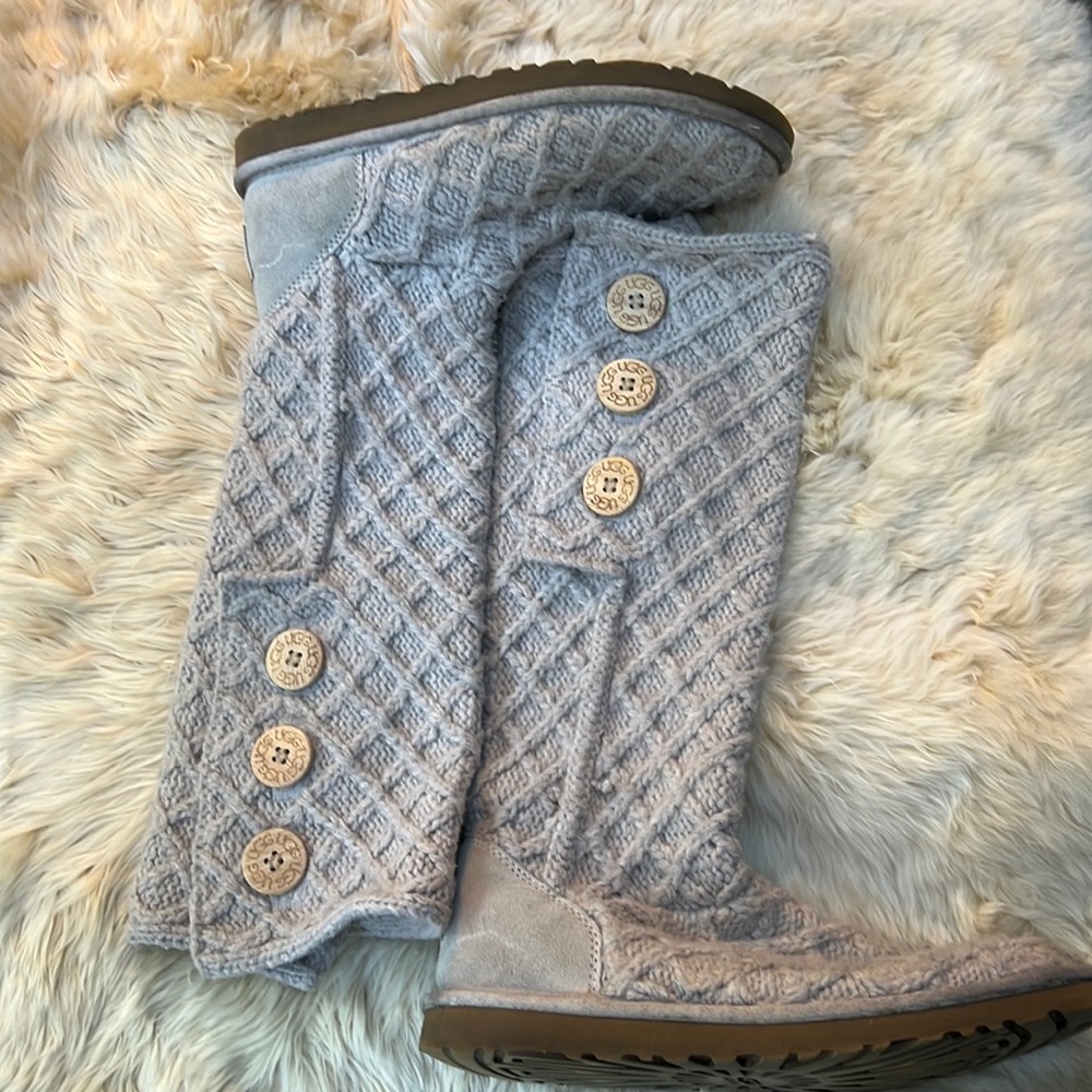 Light-gray, knitted Ugg boot! 🐭🐭